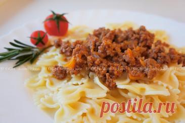 Паста с фаршем Паста с фаршем - это вкусное и сытное блюдо, которое идеально подходит для обеда или ужина. Говяжий фарш, обжаренный с луком, чесноком и томатной пастой, придаёт пасте насыщенный вкус. Украсьте блюдо свежей зеленью для дополнительного аромата.