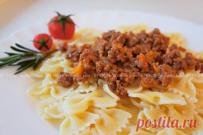 Паста с фаршем Паста с фаршем - это вкусное и сытное блюдо, которое идеально подходит для обеда или ужина. Говяжий фарш, обжаренный с луком, чесноком и томатной пастой, придаёт пасте насыщенный вкус. Украсьте блюдо свежей зеленью для дополнительного аромата.