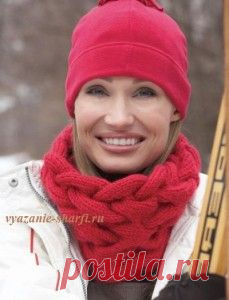 Красный шарф-воротник с узором из кос (спицы)