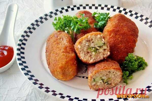 Мясные зразы с грибами

Для приготовления этого блюда мы возьмем:
600 г говядины
400 г шампиньонов
90 г пшеничного хлеба
2 луковицы
3 ст.л. топленого масла
молоко для замачивания хлеба
панировочные сухари
зелень, специи, соль — по вкусу