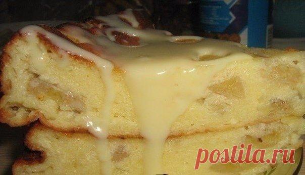 САМЫЕ ВКУСНЫЕ ТВОРОЖНЫЕ ЗАПЕКАНКИ!

1) Творожно-яблочная запеканка

ИНГРЕДИЕНТЫ:
Творог 250 гр
сметана
200 гр
сахар 4 ст л
2 яйца
ванилин
соль
3 ст л муки
2 небольших яблока
2 ст л слив масла.

ПРИГОТОВЛЕНИЕ:
В миске растереть вилкой яйца, сахар и творог, добавить сметану, муку, соль, ванилин. Тщательно перемешать. Яблоки почистить, порезать дольками. На сковороде (которую потом можно будет поставить в духовку) растопить масло. Яблоки поджарить слегка с обеих сторон, сверх...