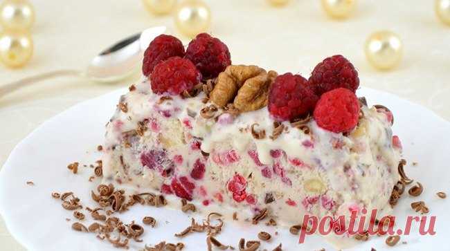 Мороженое «Семифредо» с малиной, шоколадом и орехами