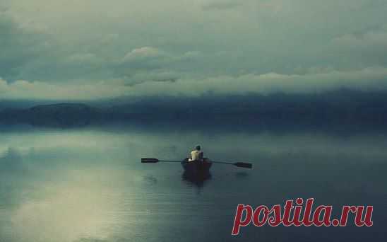 Мысли грусти
Бывает в жизни очень грустно
И хочется  - тогда, собрать
Все мысли грусти, погрузить
В трюмы неба – парохода
Отравить всё в небесный океан!
Пускай они плывут себе
Серым  облаком в небе
И не тревожат наши думы…
Ведь, сколько можно
Так думать и страдать.
Пусть уплывают эти грусти
И улетают в небесный океан!
фото с инета... 
© Copyright: Иннеса Саввина Свица, 2015