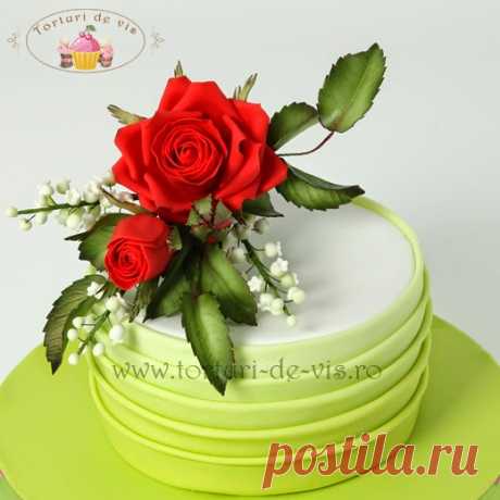 Torturi - Viorica's cakes: Tort aniversar cu trandafiri rosii
