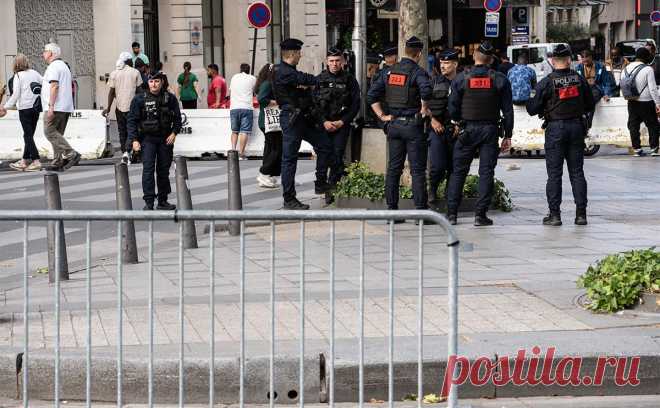 Полиция в Париже разогнала акцию против полицейского насилия. На фоне протестов из-за гибели 17-летнего Наэля в Париже проводили акцию памяти погибшего после задержания жандармами в 2016 году Адама Траоре. Полиция разогнала демонстрацию, некоторых оштрафовали за участие в запрещенной акции