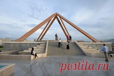 В Махачкале начали реставрировать памятник русской учительнице. В Махачкале начали реставрировать памятник русской учительнице. Планируется отремонтировать кровлю, выполнить монтаж освещения, оформить памятник дагестанским орнаментом из дербентского камня, а также установить мемориальную доску в память об авторе проекта, архитекторе Омаре Омарове.