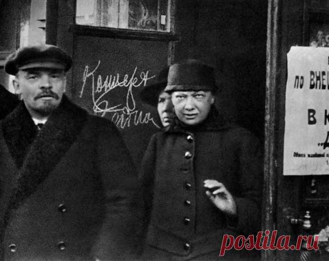 #ФОТО_СССР #100ЛЕТНАЗАД #СССР
В.И.Ленин и Н.К.Крупская выходят из Дома Союзов после заседания I Всероссийского съезда по внешкольному образованию.
6 мая 1919 года.