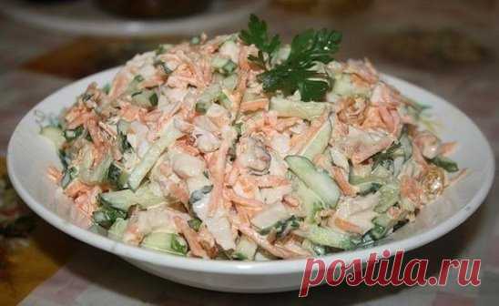 ЗАМЕЧАТЕЛЬНЫЙ САЛАТ 
Ингредиенты:
● 200 г сыра
● 300 г ветчины
● 150 г морковь по-корейски
● 1 свежий огурец
● 2 яйца
● майонез
Приготовление: 
Сыр натрите на терке. Ветчину порежьте тонкой соломкой.Огурец натрите на терке, слейте образовавшуюся жидкость.Яйца отварите вкрутую. На блюдо выкладываем салат в следующей последовательности, каждый слой смазывая майонезом:
1-й слой - измельченный сыр
2-й слой – соломкой порезанная ветчина
3-й слой: тертый сыр
4-й слой - ветчина
5-й слой – свежий ог