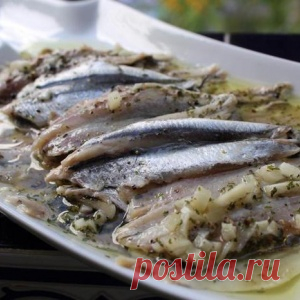 КИЛЬКА, МАРИНОВАННАЯ В ЯБЛОЧНОМ УКСУСЕ И ЧЕСНОКЕ