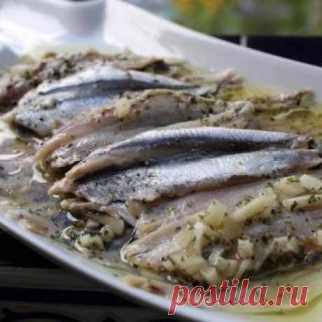 КИЛЬКА, МАРИНОВАННАЯ В ЯБЛОЧНОМ УКСУСЕ И ЧЕСНОКЕ