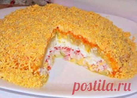 Крабовый слоеный салат
Ингредиенты:
- упаковка крабовых палочек (200 г)
- 5 картофелин
- 4 морковки
- 5 яиц
- майонез
Приготовление:
1. Картофель и морковь отварите в мундире, остудите, очистите и натрите на мелкой терке.
2. У яиц отделите белок от желтка и мелко натрите белок.
3. Крабовые палочки мелко нарежьте.
Теперь выложите слои салата, промазывая каждый слой майонезом, в следующей последовательности:
1-й слой - половина картофеля
2-й слой - крабовые палочки
3-й слой - тёртые яичные б