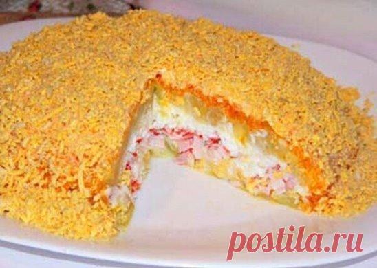 Крабовый слоеный салат
Ингредиенты:
- упаковка крабовых палочек (200 г)
- 5 картофелин
- 4 морковки
- 5 яиц
- майонез
Приготовление:
1. Картофель и морковь отварите в мундире, остудите, очистите и натрите на мелкой терке.
2. У яиц отделите белок от желтка и мелко натрите белок.
3. Крабовые палочки мелко нарежьте.
Теперь выложите слои салата, промазывая каждый слой майонезом, в следующей последовательности:
1-й слой - половина картофеля
2-й слой - крабовые палочки
3-й слой - тёртые яичные б