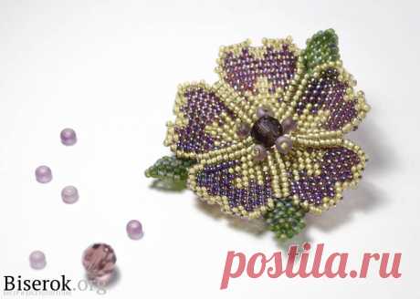 Брошь из бисера «Цветок» Брошь из бисера, Цветы из бисера – Бисерок Как сплести брошку в виде цветка из бисера. Подробный мастер-класс плетения цветов.