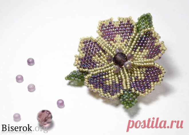 Брошь из бисера «Цветок» Брошь из бисера, Цветы из бисера – Бисерок Как сплести брошку в виде цветка из бисера. Подробный мастер-класс плетения цветов.