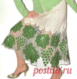 Расклешенная вязаная юбка крючком с ажурным узором виноград