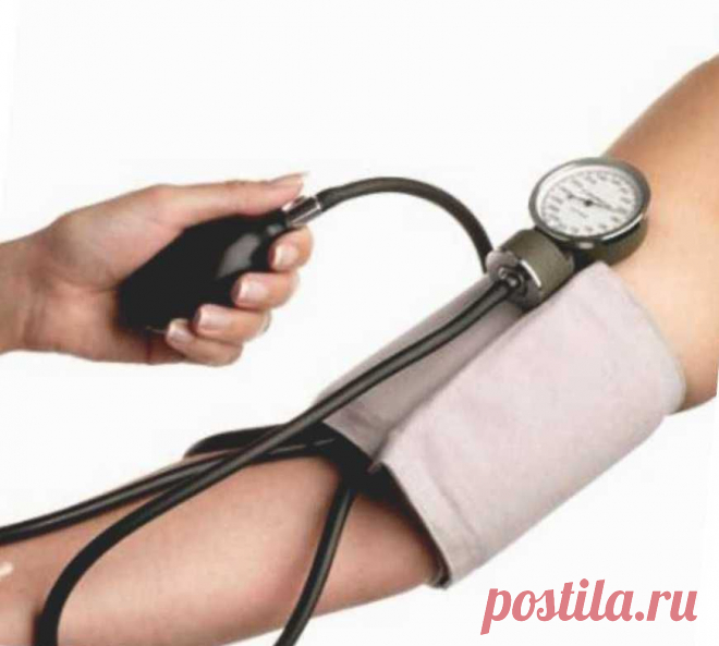 Чем опасно повышенное АД?
Частые головные боли, быстрая утомляемость, нарушения сна, ухудшение зрения, снижение физических возможностей, носовые кровотечения, боли в области грудной клетки — все эти симптомы могут свидетельствовать о наличии гипертонической болезни