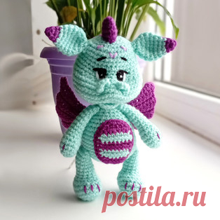 Дракон амигуруми. Схемы и описания для вязания игрушек крючком! Бесплатный мастер-класс от Натальи Лариной по вязанию дракона крючком. Высота вязаной игрушки примерно 17 см. Для изготовления такого дракончика автор…