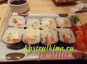 Рецепт роллов по мотивам популярного салата "Цезарь" - там есть и копченая курочка, и  твердый сыр, и листья салата, и помидоры с огурцами. Попробуйте, интересный вкус!