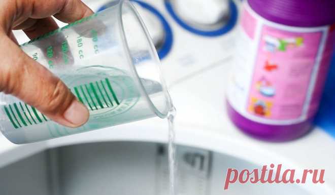 Она добавила в воду для стирки этот простой ингредиент. Пятна на одежде исчезли!