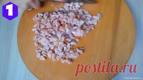 Праздничный салат с копченой курицей, корейской морковкой и кукурузой