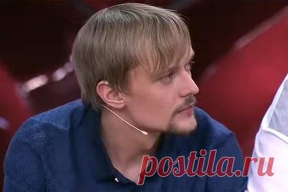 Приемный сын Зверева раскрыл свою зарплату. Приемный сын российского стилиста и шоумена Сергея Зверева раскрыл сумму своего заработка. Сергей Зверев-младший рассказал, что получает 18 тысяч рублей в месяц, работая звукооператором во Дворце культуры в Коломне. Он добавил, что проживает в Подмосковье у мужчины, за которым ухаживает ради крыши над головой.