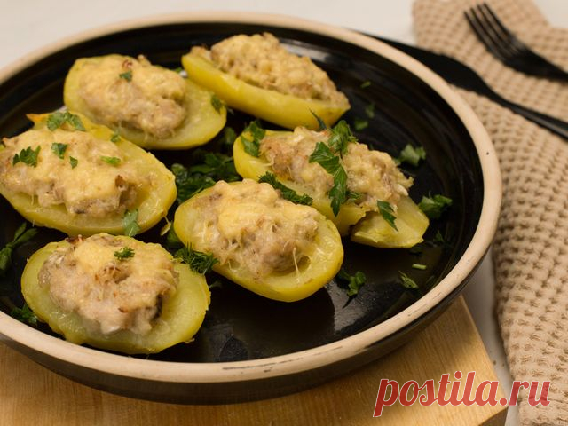 Запеченный картофель, сочный куриный фарш и сырная шапочка. Всего 40 минут, чтобы приготовить простое, вкусное и сытное обеденное блюдо.