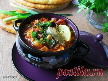 Солянка 

ღஐ๑ANASTASiYA ღஐ๑ 

Солянка #u668e52ce4fs# Рецептов солянки очень много ,я напишу как готовлю ее я.Нам понадобятся следующие.Продукты :Мясо говядина(можно свинину)-500 грамм.колбаса копченная(Сервелат),карбонад,,вареная колбаса(Докторская).Каждого по 150-200 грамм.Охотничьи колбаски 3-4 шт.Картофель-4 средних,морковь небольшая,1 головка репчатого лука.маслины 10-12 штук.половинка лимона,огурчики маринованные 300 граммовая баночка вместе с рассолом.томатная паста ...