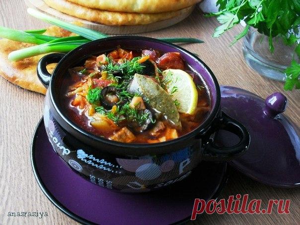 Солянка 

ღஐ๑ANASTASiYA ღஐ๑ 

Солянка #u668e52ce4fs# Рецептов солянки очень много ,я напишу как готовлю ее я.Нам понадобятся следующие.Продукты :Мясо говядина(можно свинину)-500 грамм.колбаса копченная(Сервелат),карбонад,,вареная колбаса(Докторская).Каждого по 150-200 грамм.Охотничьи колбаски 3-4 шт.Картофель-4 средних,морковь небольшая,1 головка репчатого лука.маслины 10-12 штук.половинка лимона,огурчики маринованные 300 граммовая баночка вместе с рассолом.томатная паста ...