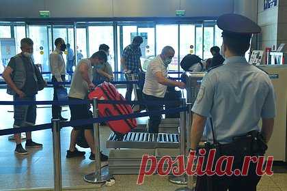 В России захотели запретить пускать в аэропорты провожающих и встречающих. Минтранс захотел ужесточить требования по обеспечению безопасности в аэропортах России. Ведомство предложило запретить пускать в авиагавани провожающих и встречающих. Подобные ограничения есть за рубежом, например, в аэропортах Дели или Ташкента, куда люди не могут попасть без билета или пропуска.