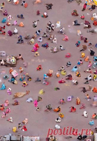 От сотворенья так уж повелось: 
В стихах и в жизни - все дороги врозь. 
Кто в вышину, кто в глубину стремится, 
Но большинство идет куда-то вкось.

Ш. Мирза