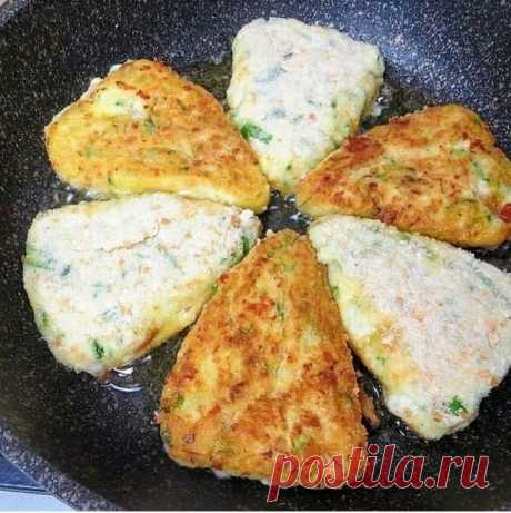 Классное сочетание для вкусных котлет, совсем без мяса! Рецепт приготовления очень прост
⠀
Рецепт:
картофель отварной 500 гр
кабачок 1 шт (300 гр)
сыр 200 гр
яйцо 1 шт
зеленый лук 2 ст.лож
чеснок 2 зуб
муkа 3-4 ст.лож
соль, черный перец
сухари
растительное масло для жарки

Отварной картофель измельчаем, делаем пюре, и даем остыть если картошка горячая.
⠀
Кабачок натрем на крупной терке, слегка присолим. Оставляем минут на пять, после чего хорошо отожмем.
⠀
Соединяем ...