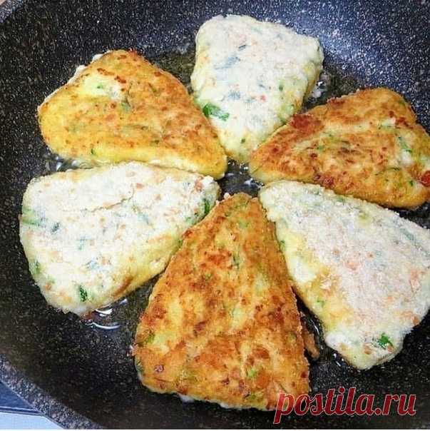 Классное сочетание для вкусных котлет, совсем без мяса! Рецепт приготовления очень прост
⠀
Рецепт:
картофель отварной 500 гр
кабачок 1 шт (300 гр)
сыр 200 гр
яйцо 1 шт
зеленый лук 2 ст.лож
чеснок 2 зуб
муkа 3-4 ст.лож
соль, черный перец
сухари
растительное масло для жарки

Отварной картофель измельчаем, делаем пюре, и даем остыть если картошка горячая.
⠀
Кабачок натрем на крупной терке, слегка присолим. Оставляем минут на пять, после чего хорошо отожмем.
⠀
Соединяем ...