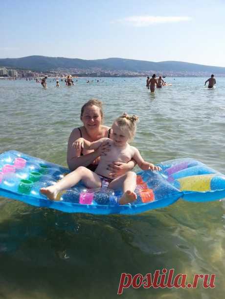 (10) Facebook