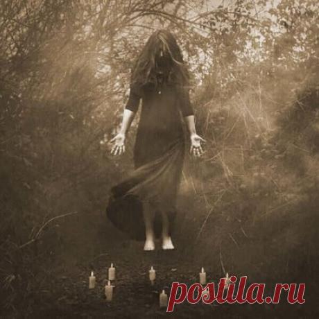 Заговор от бедности   
Читать на убыль, на горящую свечу в закрытой комнате, в любое время убыльного дня. Читать 13 раз и более. Читая верить, что бедность это временное состояние человека.
Текст заговора:
"О, Луна, убываешь ты властно, обращаюсь к тебе не напрасно. Я прошу, забери мою бедность, ниспошли мне богатство и щедрость. Пусть завистники сгинут с дороги, в нищете не подкосятся ноги. Коли бедность по карме досталась, прикажи, чтоб она убиралась. Убывая, ты мне помоги, от завис