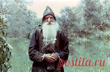 СТАРЕЦ ТИХОН АФОНСКИЙ – ДУХОВНЫЙ НАСТАВНИК ПРЕПОДОБНОГО ПАИСИЯ СВЯТОГОРЦА
Родился схимонах Тихон (в миру Тимофей Павлович Голенков) в 1884 году в русском селе Новая Михайловка, располагавшемся тогда на территории современной Волгоградской области. Он обошел около 200 русских монастырей, побывал на Синае и в Палестине и в 1908 году в возрасте 24 лет пришел на Святую Гору Афон.
Старец Тихон проявил себя как строгий, даже суровый, аскет, возлюбивший небеса ... Во время молитвы он обильно ронял к