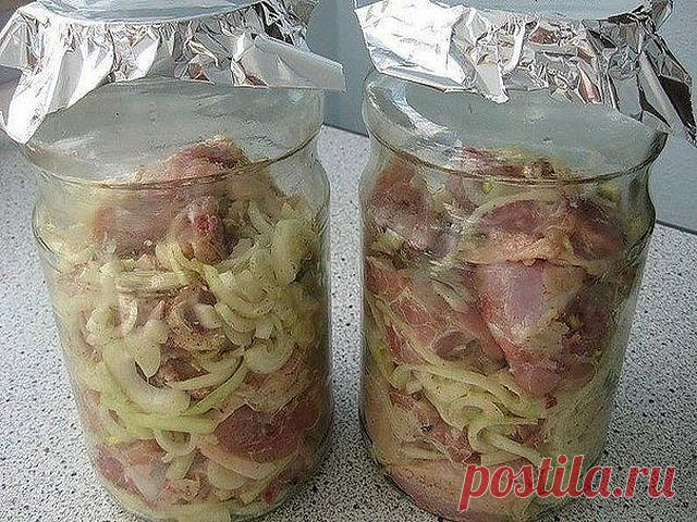 Вкусная курочка в банке..

Ингредиенты:
- тушка куры около 2 кг (или окорока)
- 2 крупные луковицы
- сливочное масло
- соль, черный молотый перец

Приготовление:
1. Курицу порубить на небольшие порционные кусочки.
2. Лук нарезать полукольцами, добавить к курице, посолить, поперчить, перемешать.
3. Выложить в стеклянные банки, сверху положить кусочек сливочного масла.
4. Закрыть банки фольгой и поставить в ХОЛОДНУЮ(!) духовку.
5. Разогреть духовку до 180-200 градусов, и гот...