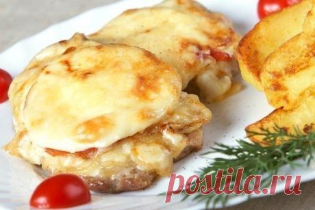 ТОП-6 рецептов мяса по-французски:

1. Мясо по-французски с помидорами

Ингредиенты:

Свиная шейка — 700 г
Лук — 1–2 шт.
Помидоры — 3–4 шт.
Сыр — 200 г
Майонез — 100 г
Соль, перец — по вкусу
Зелень — по вкусу

Приготовление:

1. Свинину отбиваем через полиэтиленовую пленку. Солим, перчим, добавляем специи по вкусу. 
2. В противень для запекания или форму наливаем растительное масло и выкладываем отбитые кусочки свинины. Лук нарезаем кольцами или полукольцами и, не разделяя...