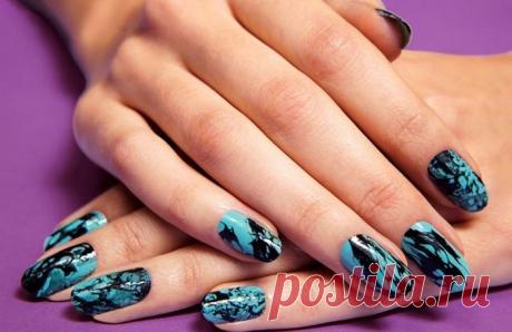 Как сделать крутой маникюр с помощью лака для волос Пушкинская мысль о том, что «быть можно дельным человеком и думать о красе ногтей» нынче ни у кого не вызывает сомнения. В маникюрных салонах можно встретить не только легкомысленных красоток, но и вполне серьёзных и представительных мужчин.