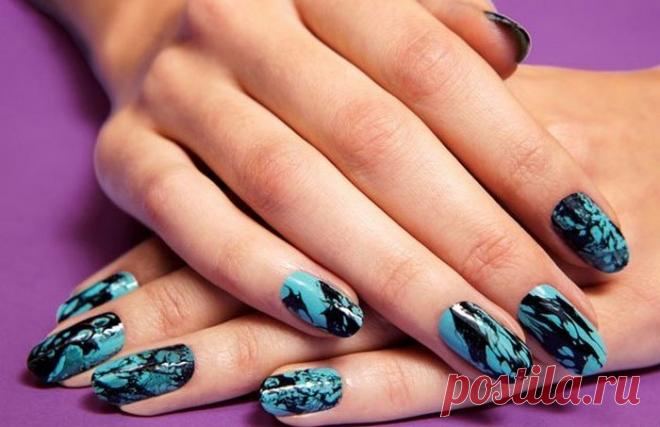 Как сделать крутой маникюр с помощью лака для волос Пушкинская мысль о том, что «быть можно дельным человеком и думать о красе ногтей» нынче ни у кого не вызывает сомнения. В маникюрных салонах можно встретить не только легкомысленных красоток, но и вполне серьёзных и представительных мужчин.