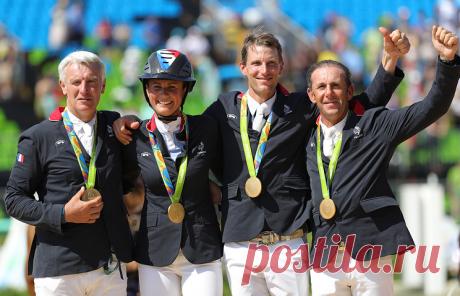 © EPA/ARMANDO BABANI. РИО-ДЕ-ЖАНЕЙРО, 17 августа. /ТАСС/. Сборная Франции по конному спорту завоевала золотые медали Олимпийских игр в Рио-де-Жанейро в командном конкуре. Второе место заняла сборная США, третье - команда Германии. Российская команда в данной дисциплине участия не принимала. Подробнее на ТАСС: https://tass.ru/sport/3546536  |  ТАСС: Спорт - Сборная Франции по конному спорту завоевала золото Олимпийских игр в командном конкуре