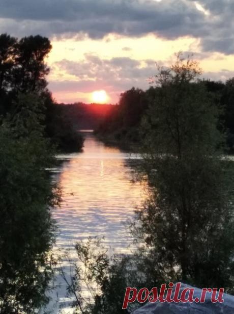 Доброй ночи, друзья, доброй!!! Уходит солнце на ночной покой, Лучом устало с горизонта машет И я ему машу в ответ рукой, Шепчу, что нет Зари вечерней краше. За горизонт ушёл последний луч, Стал утихать на ветках птичий гомон, Стал воздух ароматен и тягуч И выглядело небо по-другому... Закат вечерний песнею звучит, Обилье красок заполняет душу... Стремясь покой вечерний не нарушить, Река уже в полголоса журчит.