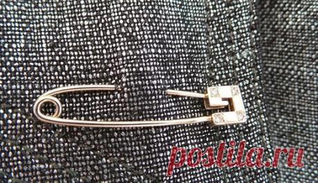 Защита булавкой 

В пятницу после полудня купите обычную английскую булавку. 
Носите ее приколотой под одеждой в области сердца или солнечного сплетения.Каждый вечер откалывайте булавку и обращайте внимание на кончик ее иглы.Если вы заметите, что он изменил свой цвет, стал темно-синим или черным, то это сигнал того, что на вас было совершено колдовское воздействие и что это воздействие было остановлено булавкой. 
В этом случае сплюньте три раза – перед собой, за левое и пр...