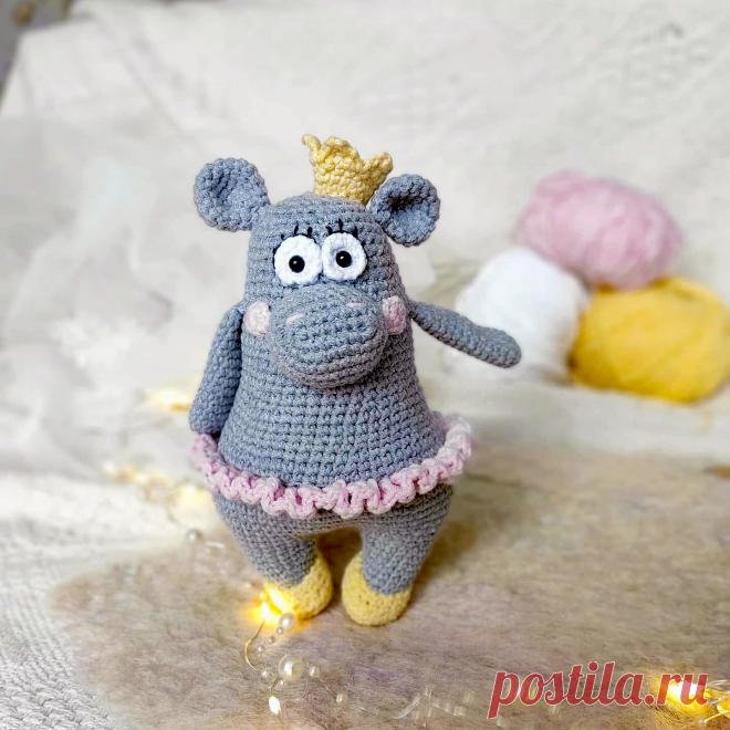 PDF Бегемот Клушенька крючком. FREE crochet pattern; Аmigurumi toy patterns. Амигуруми схемы и описания на русском. Вязаные игрушки и поделки своими руками #amimore - бегемот в юбочке, бегемотик из обычной пряжи.