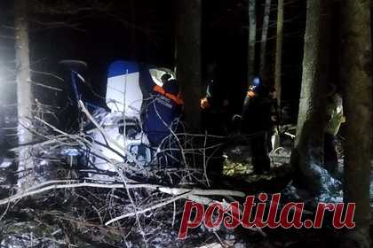 Умер пилот упавшего в Удмуртии вертолета. Пилот упавшего в Удмуртии вертолета Ми-2 Дамир Гафуров умер после того, как его передали медикам. «Спасатели обнаружили совершивший жесткую посадку вертолет, на борту которого находились два человека. К сожалению, один член экипажа погиб», — написал глава республики Александр Бречалов.