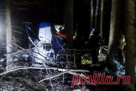 Умер пилот упавшего в Удмуртии вертолета. Пилот упавшего в Удмуртии вертолета Ми-2 Дамир Гафуров умер после того, как его передали медикам. «Спасатели обнаружили совершивший жесткую посадку вертолет, на борту которого находились два человека. К сожалению, один член экипажа погиб», — написал глава республики Александр Бречалов.