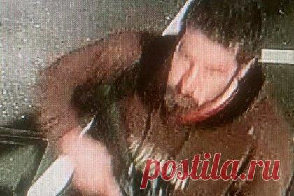 Льюистонского стрелка задержали. Полиция штата Мэн задержала мужчину, предположительно, учинившего массовый расстрел в городе Льюистоне. Об этом сообщает Fox News. Несмотря на то, что расследование возглавляет полиция штата, к делу подключились сотрудники Федерального бюро расследований США.