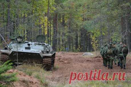 Опорный пункт ВСУ уничтожен с помощью БТР-камикадзе. Какие еще дроны используются в СВО?. Российские военнослужащие инженерно-саперного подразделения Центрального военного округа уничтожили опорный пункт ВСУ дистанционным подрывом трофейного бронетранспортера с 3,5 тоннами тротила и пятью авиабомбами. В результате, по данным радиоперехвата, противник понес значительные потери.