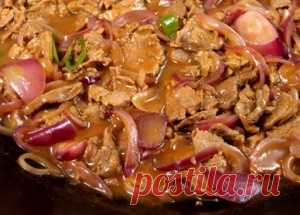 Тушеная говядина с луком