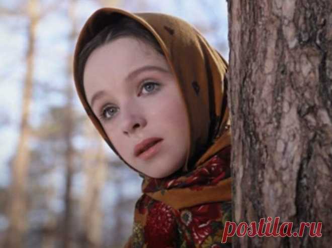 Хрупкая и наивная Настенька из «Морозко»: почему эта роль стала лебединой песней Натальи Седых
Наталья Седых обрела народную популярность еще в четырехлетнем возрасте. Тогда советские и зарубежные газеты писали о ней, как о самой юной фигуристке СССР. Сейчас об этом периоде из жизни Натальи мало кто помнит, а вот Настенька из фильма «Морозко» знакома каждому человеку того поколения. В хрупкую,...
Читай дальше на сайте. Жми подробнее ➡