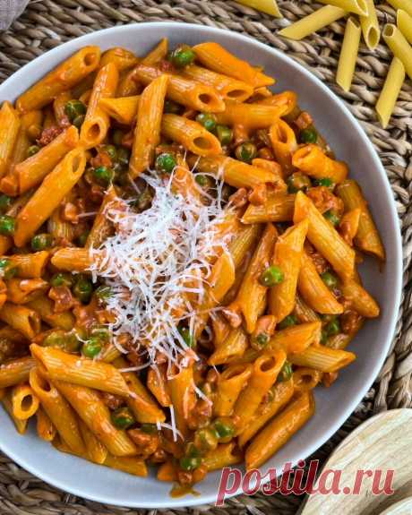 Nudeln mit Schinken-Erbsen Sauce und Parmesan - Foodwerk Diese schnelle Nudel Pfanne mit Schinken-Erbsen Sauce und Parmesan ist in 15 Minuten fertig und kommt bei der ganzen Familie gut an.